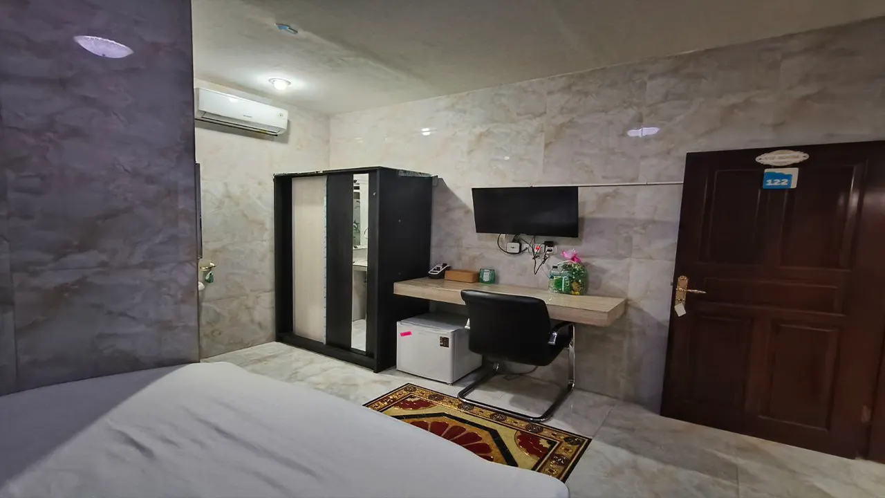 Kost Hotel Bandung Kamar Tidur Menghadap TV