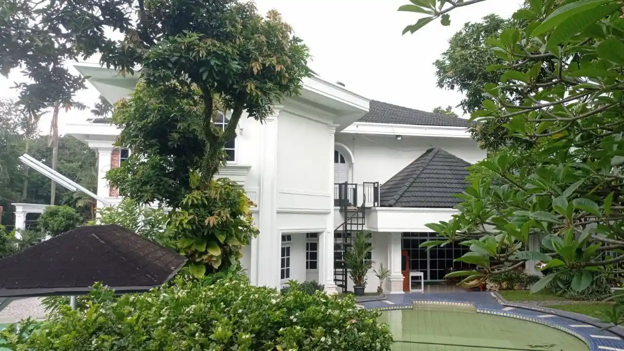 Rumah Second Mewah Cibubur Jakarta Timur Tampak Belakang