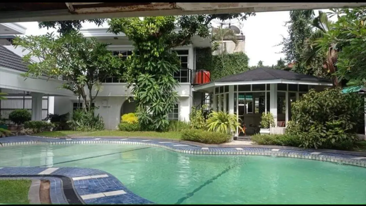 Rumah Cibubur Jakarta Timur Kolam Renang dan Gazebo