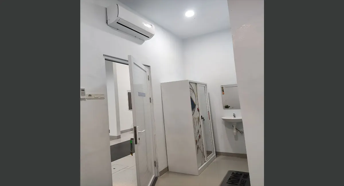 Kost UI Depok Kamar Tidur Dengan AC Lemari Baju