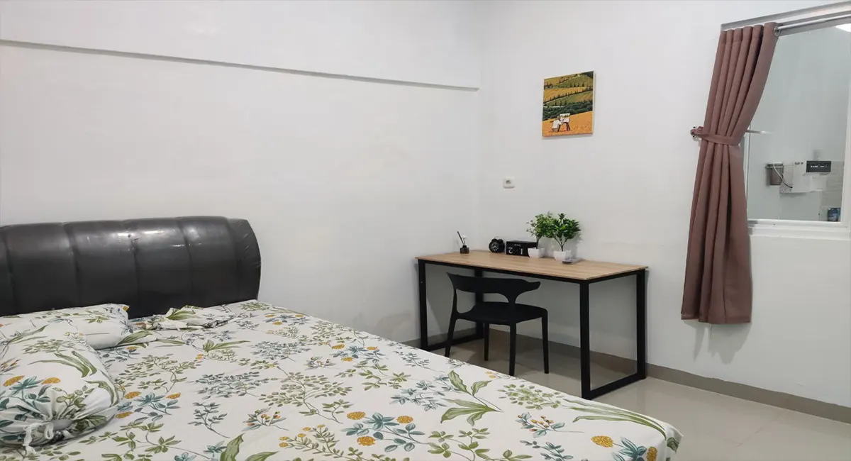 Kost UI Depok Kamar Tidur Dengan Meja Belajar Cermin