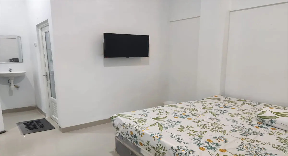 Kost UI Depok Kamar Tidur Tampak TV