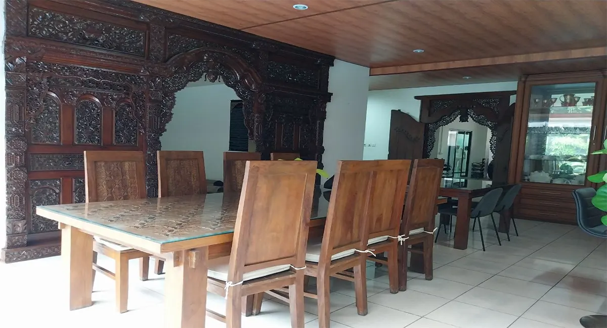 Kost Fatmawati Jakarta selatan Ruangan dengan Meja Kursi Kayu