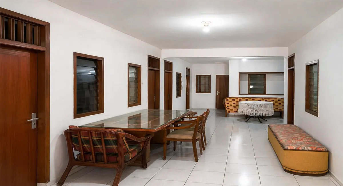 Jual Kost Kebayoran Baru Jakarta Selatan 14 Kamar Ruang Tengah Meja Makan