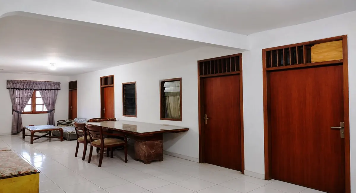 Jual Kost Kebayoran Baru Jakarta Selatan 14 Kamar Ruang Tengah Sofa Meja Makan