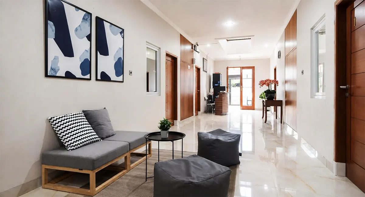 Jual Kost Premium Kebayoran Baru Jakarta Selatan Koridor Tampak Tempat Duduk