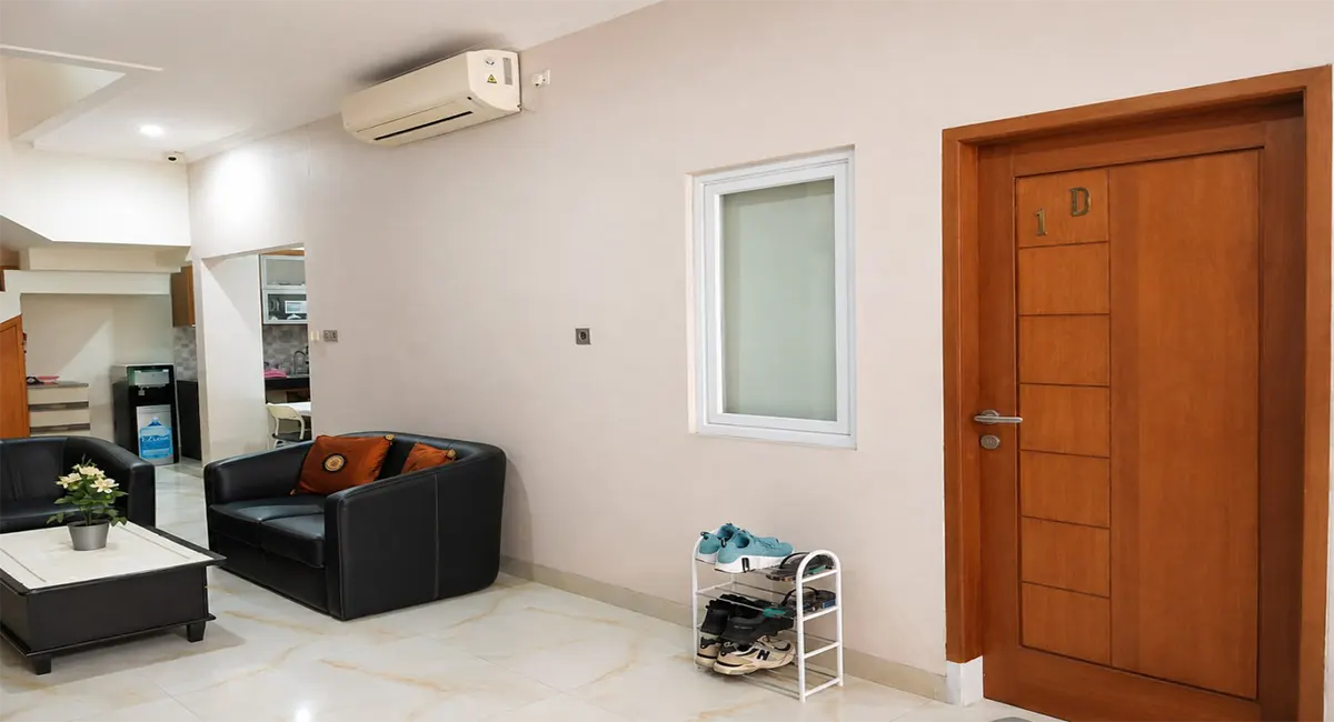 Jual Kost Premium Kebayoran Baru Jakarta Selatan Ruang Komunal Sisi Pintu Kamar Tidur